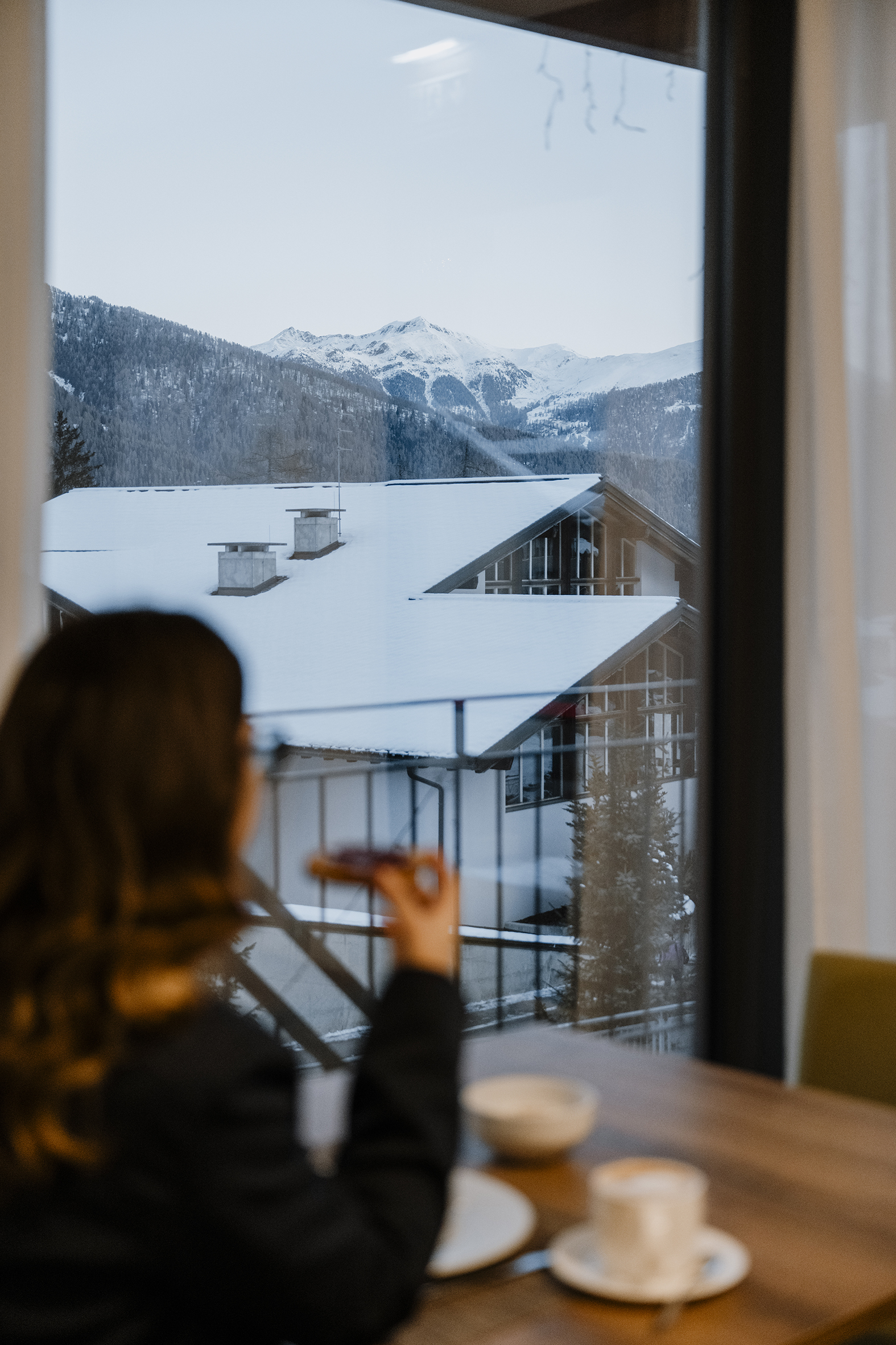 Hotel invernale in Trentino: balcone con vista sulle montagne innevate di Folgarida