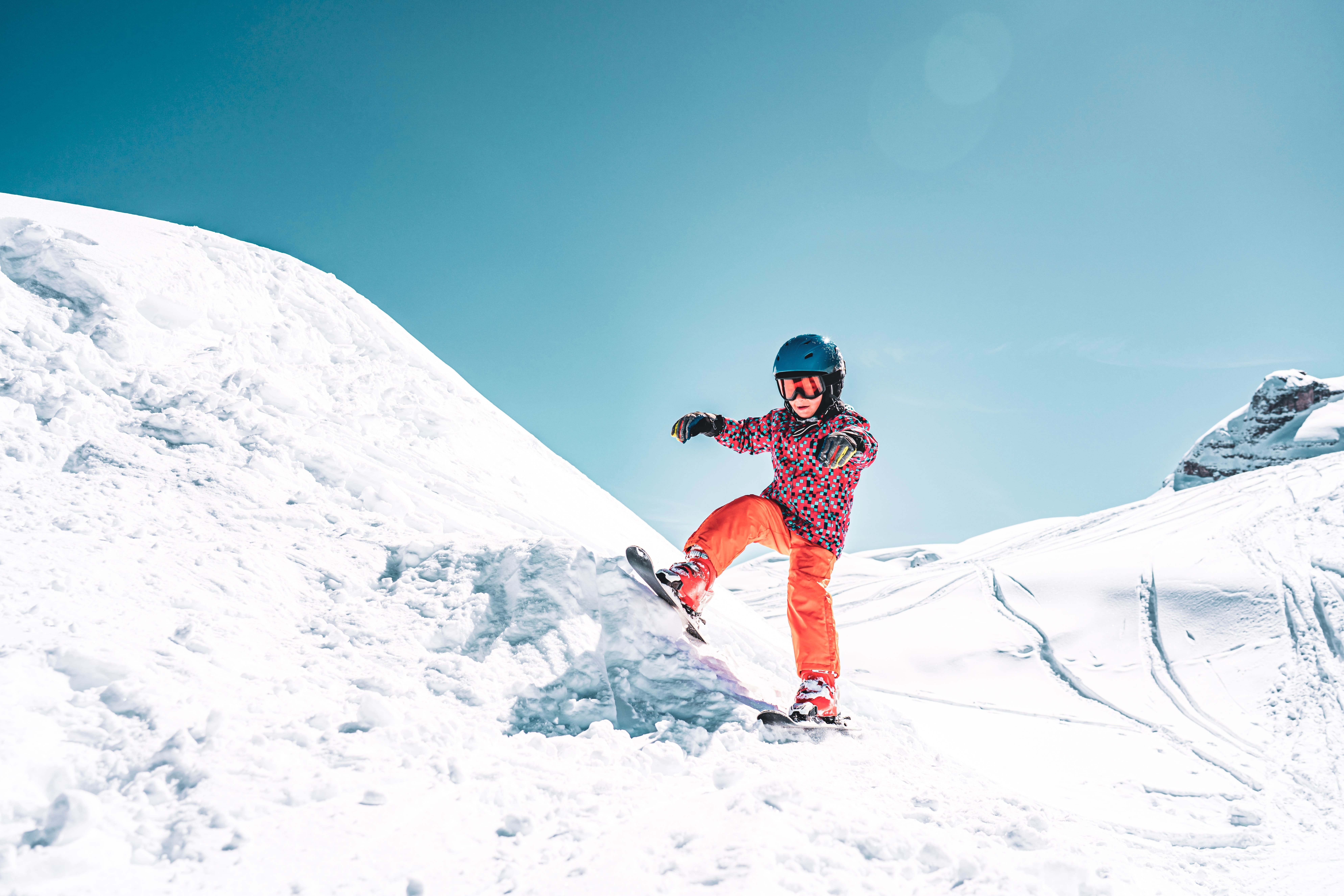 Bambino che scia sulle piste di Folgarida, vacanza invernale in Trentino