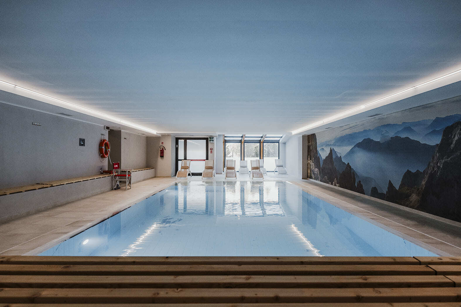 Piscina interna riscaldata dell'hotel invernale in Trentino